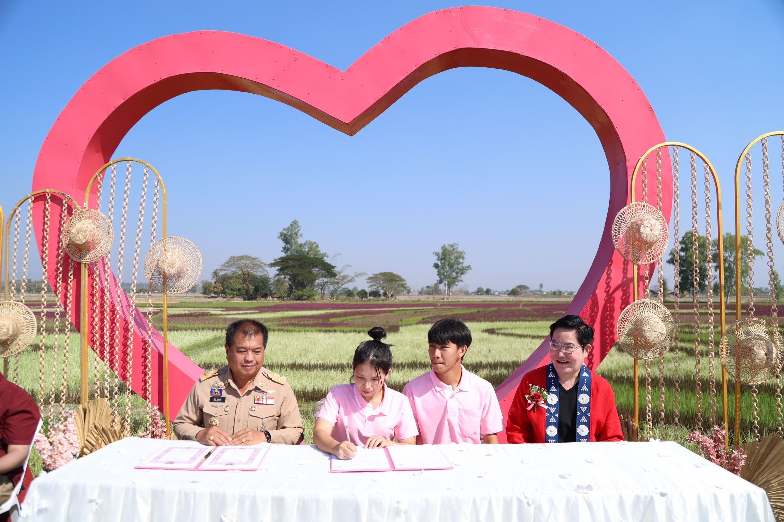 รมช.เกษตรฯเปิดงานรณรงค์การถ่ายทอดเทคโนโลยี เพิ่มศักยภาพการผลิตข้าวสู่สินค้าเกษตรมูลค่าสูง พร้อมเปิดจุดเช็คอินใหม่ 'แปลงข้าวหลากสี' แหล่งท่องเที่ยวเชิงเกษตรอีกแห่งหนึ่งของจังหวัดพะเยา 12 1141755