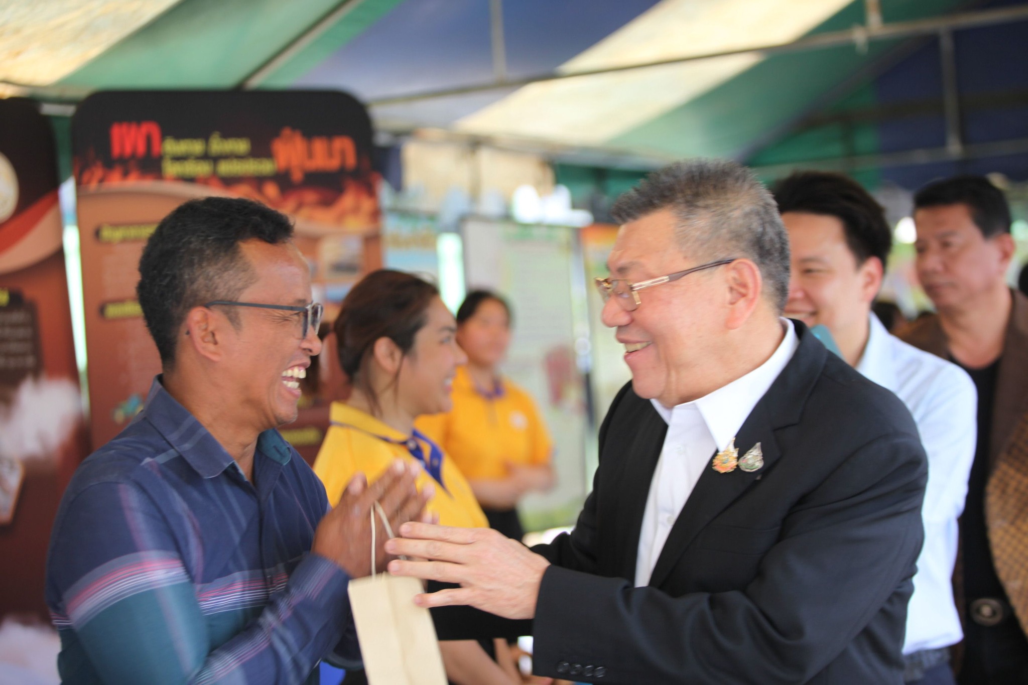 รมช.อิทธิ เยี่ยม ศวข.ฉะเชิงเทรา รับฟังปัญหาชาวนา ชวนมาร่วมจัดตั้งเป็นศูนย์ข้าวชุมชนกับกรมการข้าว พร้อมสนับสนุนเมล็ดพันธุ์และเครื่องจักรทางการเกษตร 7 476345063 1119437500219377 5547738152962159117 n