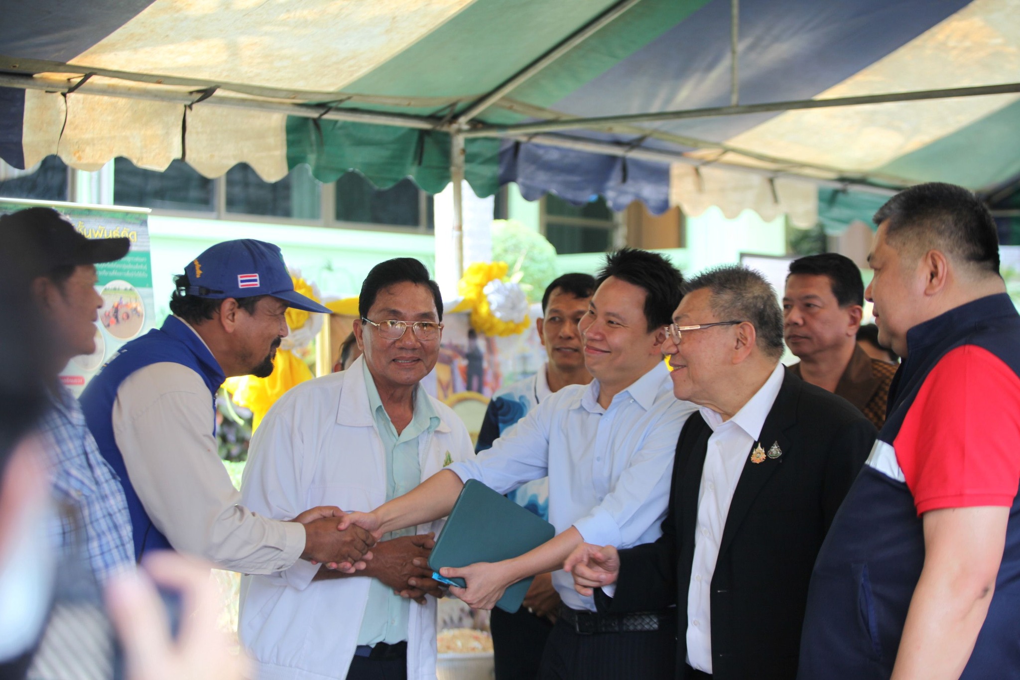 รมช.อิทธิ เยี่ยม ศวข.ฉะเชิงเทรา รับฟังปัญหาชาวนา ชวนมาร่วมจัดตั้งเป็นศูนย์ข้าวชุมชนกับกรมการข้าว พร้อมสนับสนุนเมล็ดพันธุ์และเครื่องจักรทางการเกษตร 8 476834452 1119438493552611 4243092101151054111 n