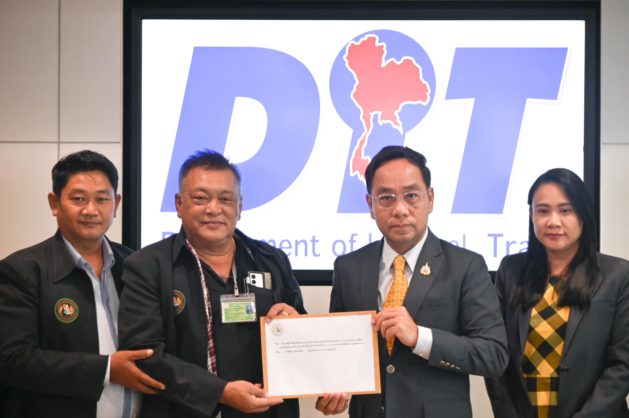 “พาณิชย์” เร่งแก้ปัญหาข้าวชาวนา เตรียมจัดประชุมอนุตลาดข้าว ชงแนวทางช่วยเหลือ พร้อมเตรียมดึง ห้างค้าปลีก-ผปก.ข้าวถุง-ร้านค้าออนไลน์ ดูดซับ supply ดึงราคาข้าวเกษตรกร 2 480691613 1049519723872145 2038617591974958068 n