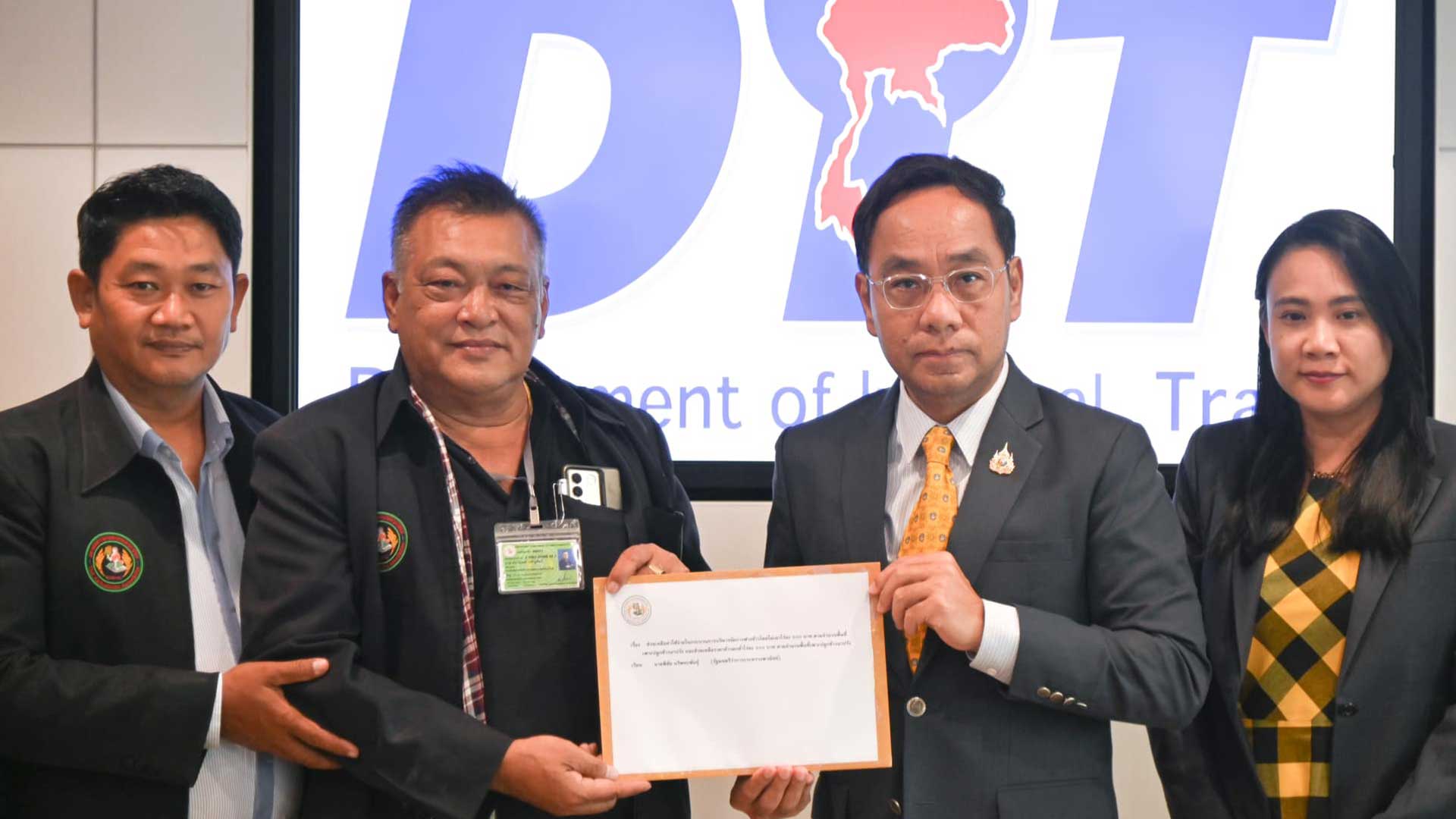 “พาณิชย์” เร่งแก้ปัญหาข้าวชาวนา เตรียมจัดประชุมอนุตลาดข้าว ชงแนวทางช่วยเหลือ พร้อมเตรียมดึง ห้างค้าปลีก-ผปก.ข้าวถุง-ร้านค้าออนไลน์ ดูดซับ supply ดึงราคาข้าวเกษตรกร 1 พาณิชย์ เร่งแก้ปัญหาข้าวชาวนา3