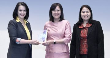 รับโล่เกียรติคุณ2