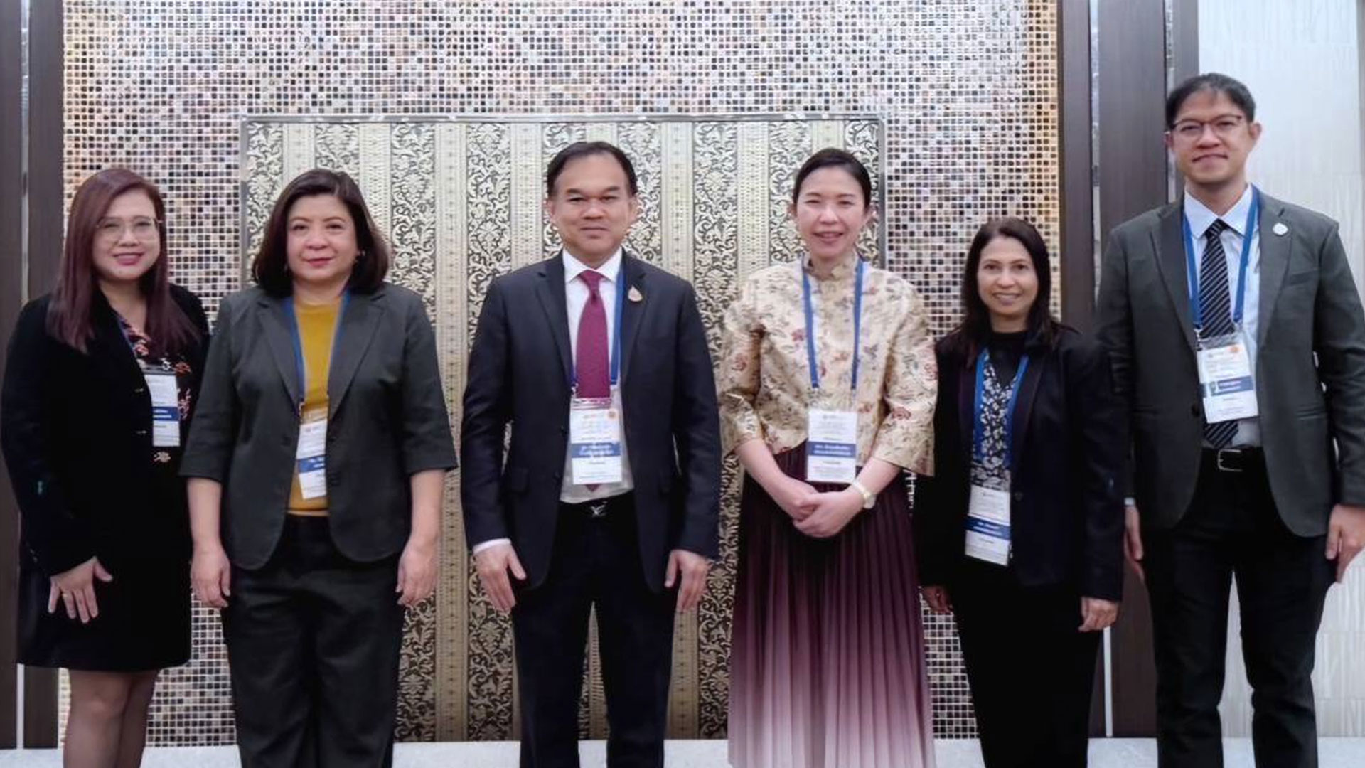 สศก. ร่วมเวทีคณะมนตรีขององค์กรสำรองข้าวฉุกเฉินของอาเซียน+3 ครั้งที่ 13 พร้อมแสดงความยินดีกับผู้แทนไทยที่ได้ต่อวาระตำแหน่งผู้จัดการทั่วไปอีก 3 ปี 1 ร่วมเวทีคณะมนตรี2