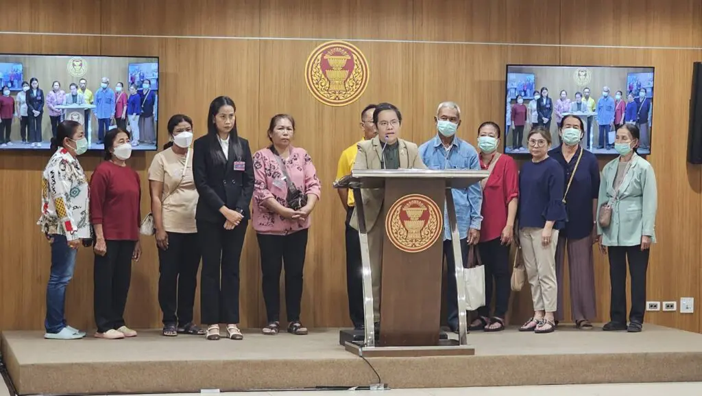 เกษตรกรคลองขลุงบุกสภาร้อง สว.ช่วยฝากเงินสหกรณ์แต่ถอนไม่ได้ เสียหายกว่า 400 ล้านบาท ทำชาวบ้านเครียดจัด เหตุเป็นเงินเก็บทั้งชีวิต 2 1741579274 781058 tnamcot