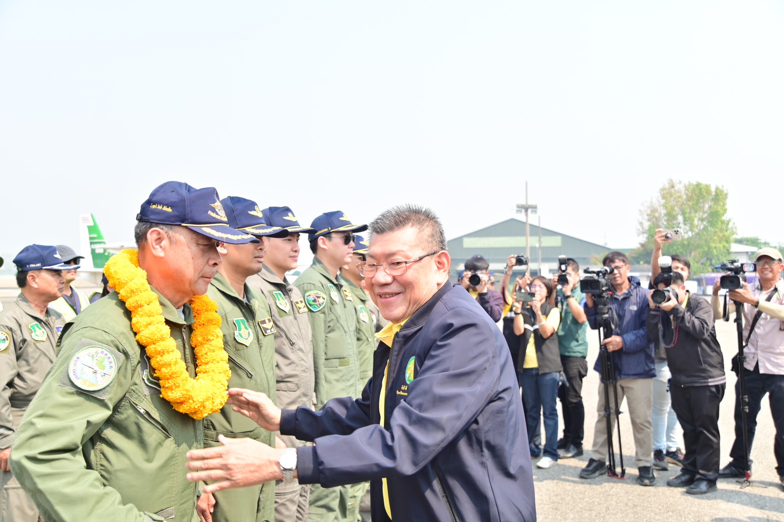 ‘รมช.อิทธิ’ ถกแผนปฏิบัติการเชิงรุก แก้หมอกควัน ฝุ่น PM2.5 ภาคเหนือ ลุยขึ้นบิน “โปรยน้ำแข็งแห้งสู้ฝุ่นพิษ” มั่นใจสงกรานต์นี้ปลอดฝุ่น 6 S 15384620