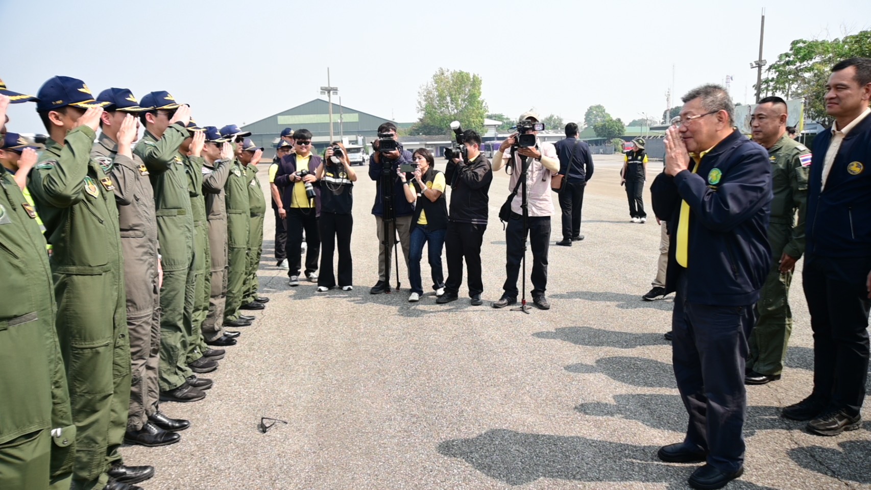 ‘รมช.อิทธิ’ ถกแผนปฏิบัติการเชิงรุก แก้หมอกควัน ฝุ่น PM2.5 ภาคเหนือ ลุยขึ้นบิน “โปรยน้ำแข็งแห้งสู้ฝุ่นพิษ” มั่นใจสงกรานต์นี้ปลอดฝุ่น 7 S 15384621