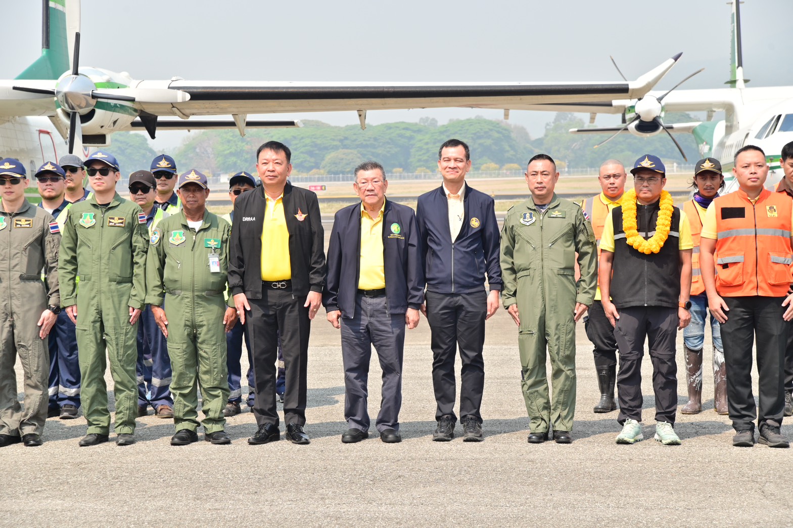 ‘รมช.อิทธิ’ ถกแผนปฏิบัติการเชิงรุก แก้หมอกควัน ฝุ่น PM2.5 ภาคเหนือ ลุยขึ้นบิน “โปรยน้ำแข็งแห้งสู้ฝุ่นพิษ” มั่นใจสงกรานต์นี้ปลอดฝุ่น 12 S 15384622