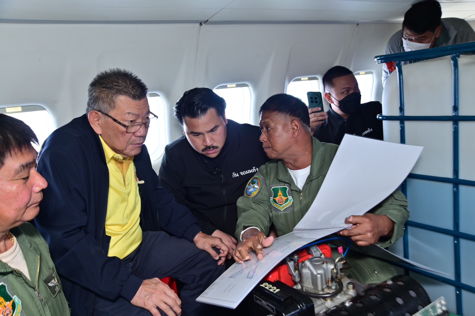 ‘รมช.อิทธิ’ ถกแผนปฏิบัติการเชิงรุก แก้หมอกควัน ฝุ่น PM2.5 ภาคเหนือ ลุยขึ้นบิน “โปรยน้ำแข็งแห้งสู้ฝุ่นพิษ” มั่นใจสงกรานต์นี้ปลอดฝุ่น 11 S 15384625