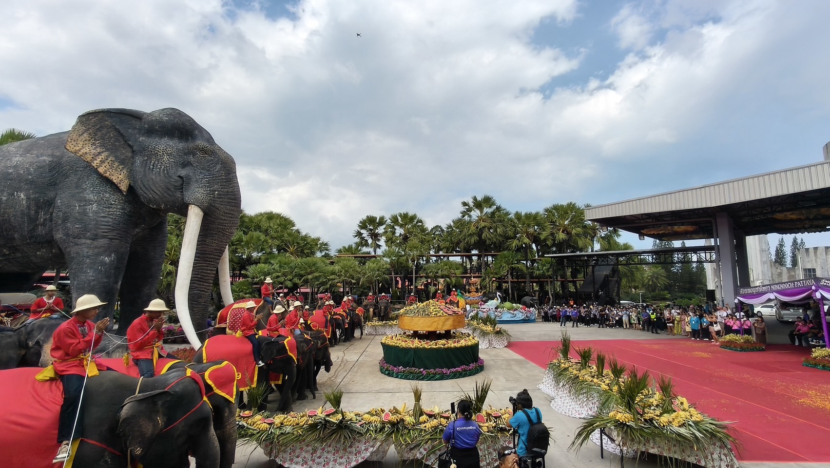 สวนนงนุชพัทยา จัดงานใหญ่วันช้างไทย 13 มีนาคมของทุกปีพร้อมเลี้ยงบุฟเฟต์ขันโตกผลไม้ยักษ์สูงกว่า 3 เมตร 9 S 3450257