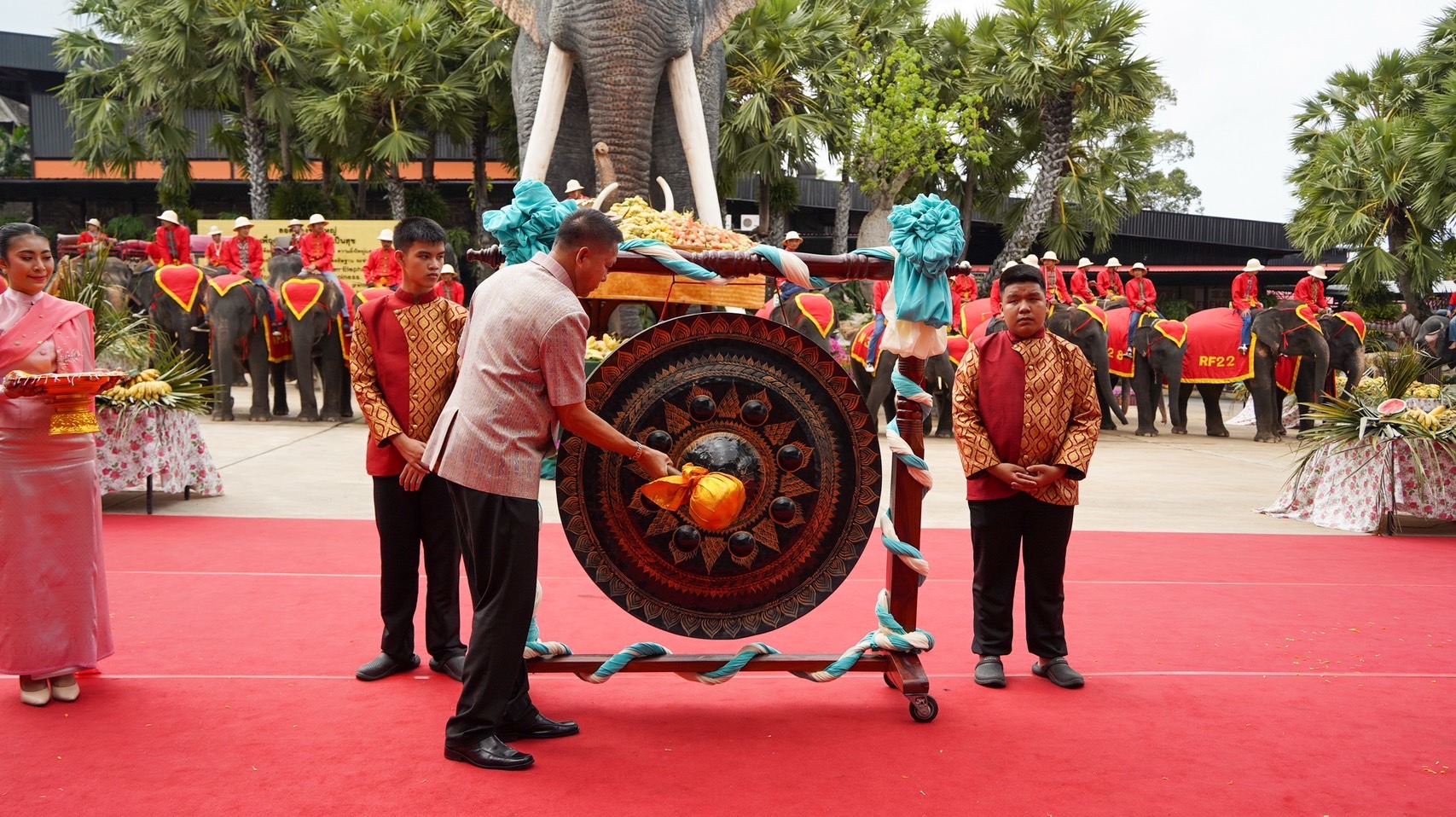 สวนนงนุชพัทยา จัดงานใหญ่วันช้างไทย 13 มีนาคมของทุกปีพร้อมเลี้ยงบุฟเฟต์ขันโตกผลไม้ยักษ์สูงกว่า 3 เมตร 12 S 3450261