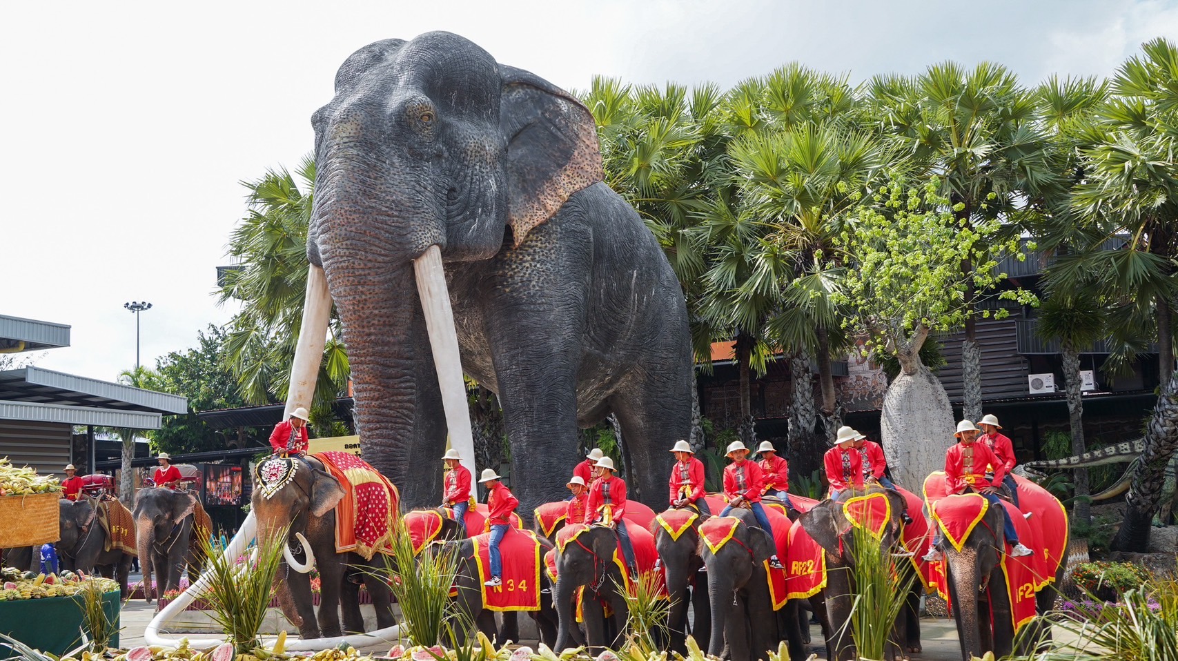 สวนนงนุชพัทยา จัดงานใหญ่วันช้างไทย 13 มีนาคมของทุกปีพร้อมเลี้ยงบุฟเฟต์ขันโตกผลไม้ยักษ์สูงกว่า 3 เมตร 15 S 3450264