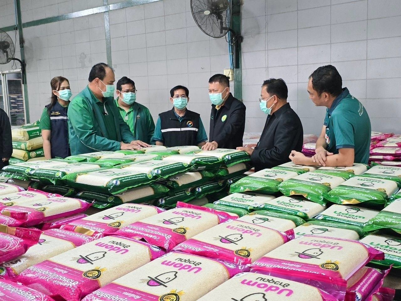 ปลัดเกษตรฯ เป็นประธานพิธีมอบเงินค่าฝากเก็บและรักษาคุณภาพข้าวเปลือก ให้กับสมาชิกสหกรณ์การเกษตรเมืองอุตรดิตถ์ จำกัด ในโครงการสินเชื่อชะลอการขายข้าวเปลือกนาปี ปีการผลิต 2567/68 6 S 472899620