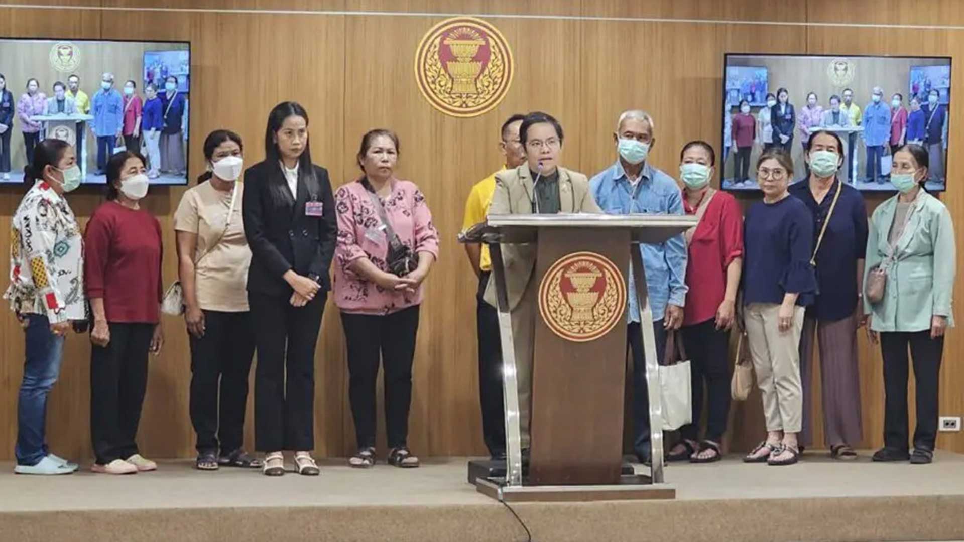 เกษตรกรคลองขลุงบุกสภาร้อง สว.ช่วยฝากเงินสหกรณ์แต่ถอนไม่ได้ เสียหายกว่า 400 ล้านบาท ทำชาวบ้านเครียดจัด เหตุเป็นเงินเก็บทั้งชีวิต 1 เกษตรกรคลองขลุง3