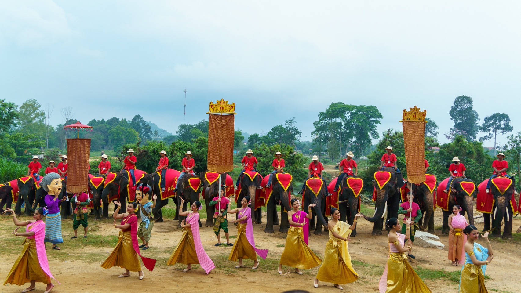 นาทีชีวิต แม่ช้างมือใหม่ของสวนนงนุชพัทยาตกลูกครั้งแรกเกือบไม่รอด เจ้าหน้าที่มีความพร้อมเลยช่วยชีวิตลูกช้างไว้ทัน-จัดขบวนรับขวัญช้าง 8 S 3761370