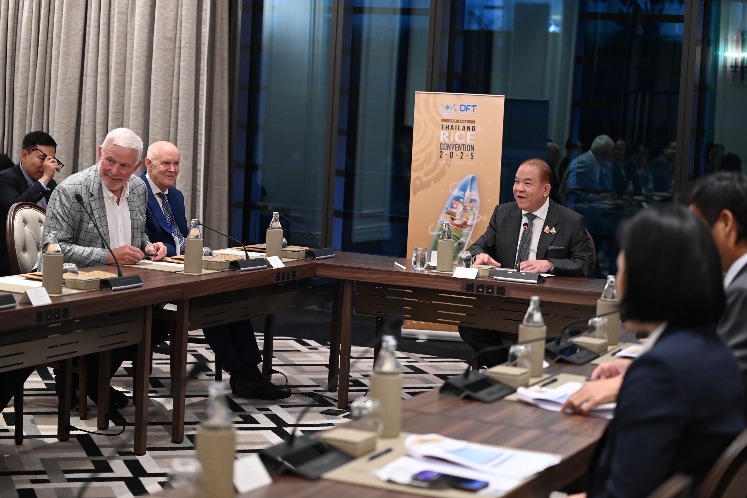 พาณิชย์ เร่งเครื่องส่งออกข้าวไทย ขยายตลาดอเมริกา-แอฟริกา-ตะวันออกกลาง ปิดดีลขายข้าว 500,000 ตันในงาน TRC 2025 2 202 1