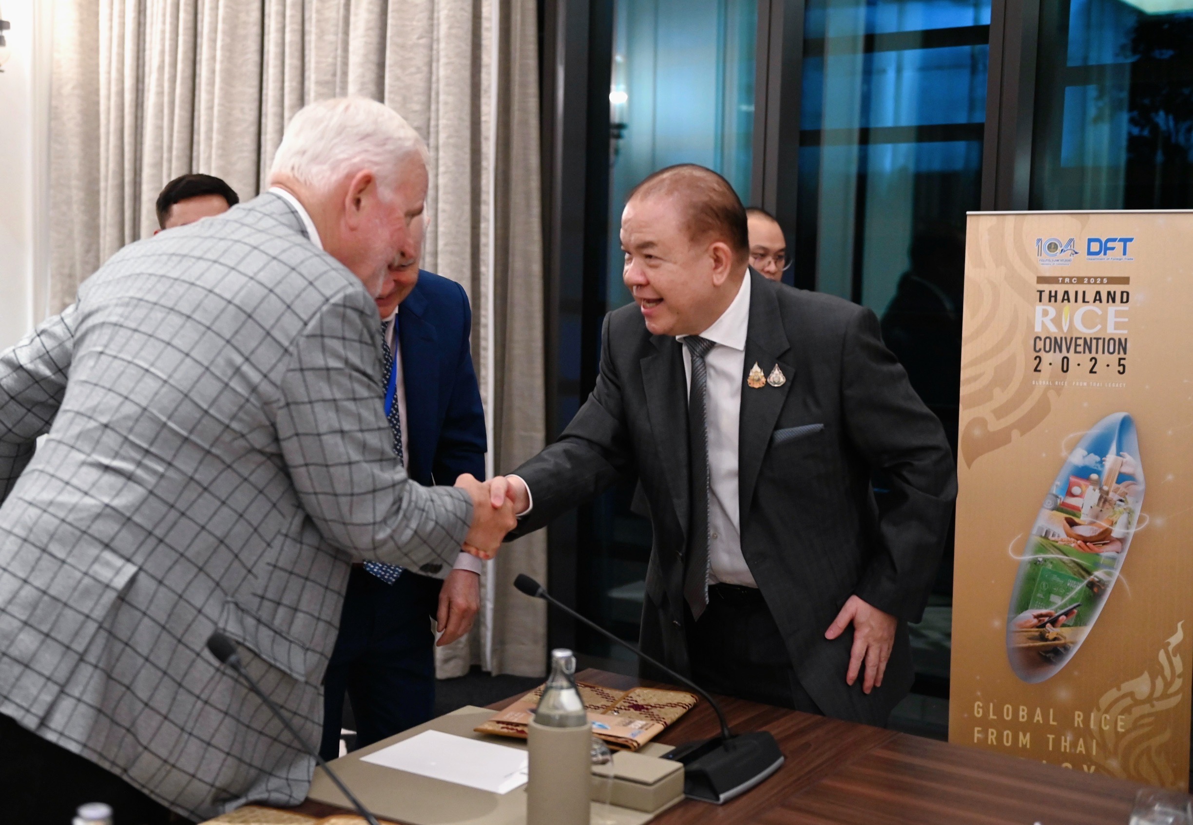 พาณิชย์ เร่งเครื่องส่งออกข้าวไทย ขยายตลาดอเมริกา-แอฟริกา-ตะวันออกกลาง ปิดดีลขายข้าว 500,000 ตันในงาน TRC 2025 3 202505270c8f5b347de81706b1a68187138371c9084215