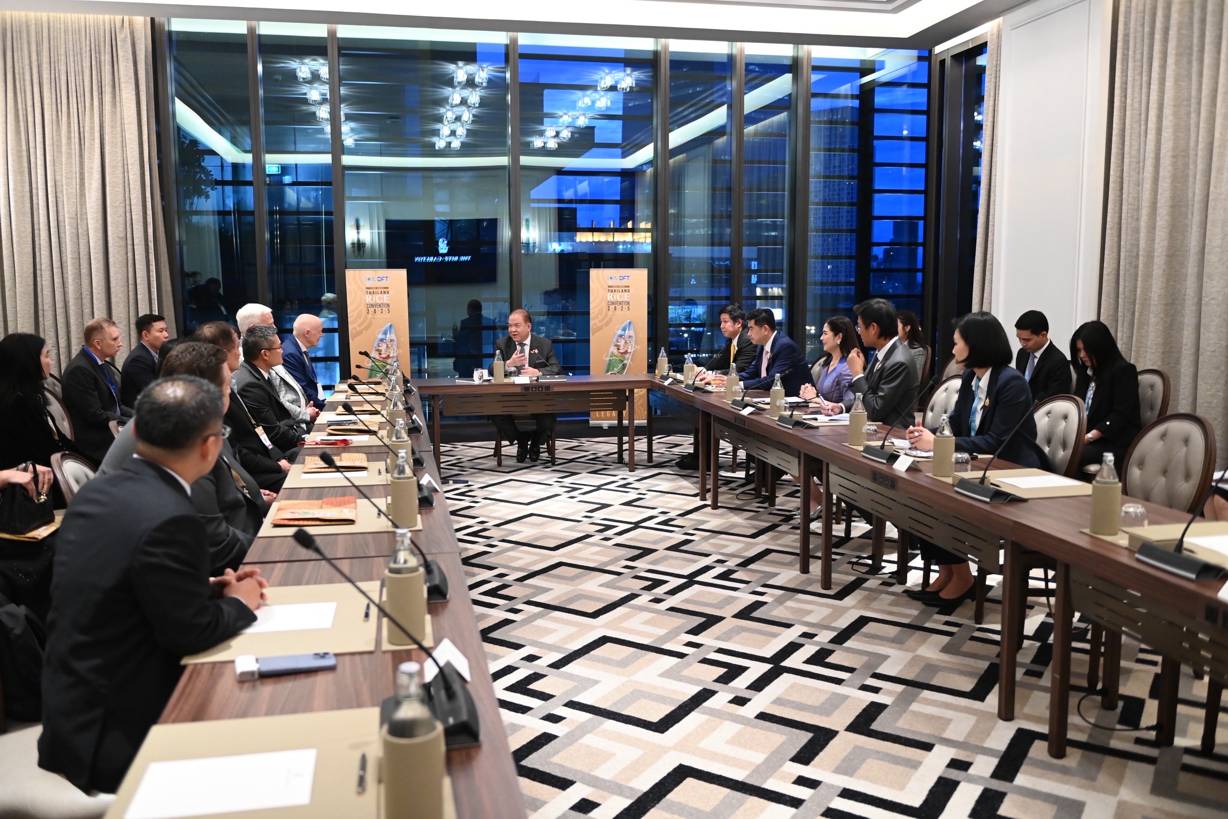 พาณิชย์ เร่งเครื่องส่งออกข้าวไทย ขยายตลาดอเมริกา-แอฟริกา-ตะวันออกกลาง ปิดดีลขายข้าว 500,000 ตันในงาน TRC 2025 4 202505279b59bb70d9df0f008c75209c94d58dac084215