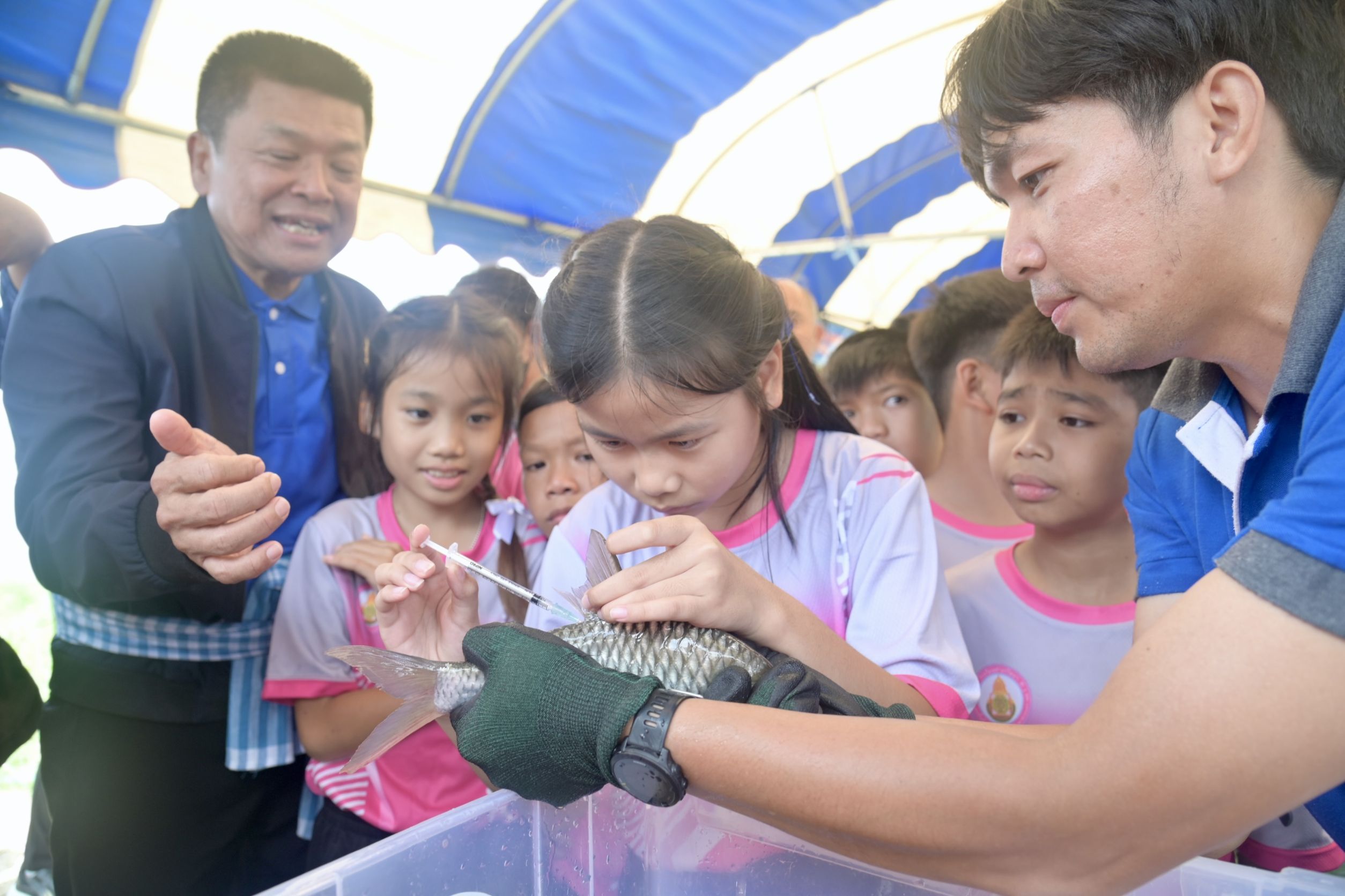 กรมประมง รวมพลังชุมชน Kick Off “ประมงร่วมอาสา…พาปลากลับบ้าน” ปีที่ 5 ปล่อยพันธุ์ปลา กว่า 5 ล้านตัว ลงสู่หนองหาร จ.สกลนคร 5 441517