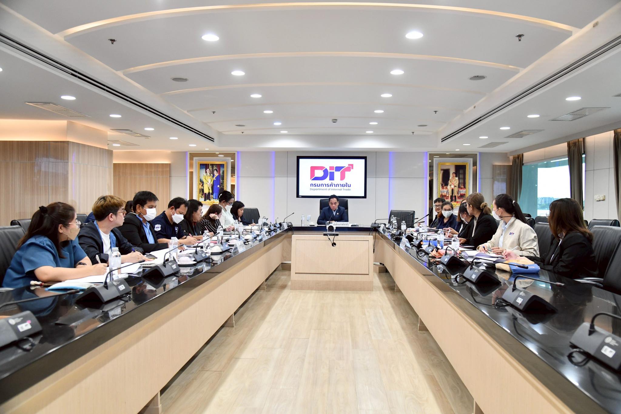 กรมการค้าภายใน ประกาศตรึงราคารับซื้อปาล์มน้ำมัน 5 บาท/กก. (เปอร์เซ็นต์น้ำมัน 18%) ต่อไปอีก 1 สัปดาห์ และขอความร่วมมือห้างค้าปลีก จำหน่ายน้ำมันปาล์มบรรจุขวดไม่เกิน 50 บาท/ลิตร เพื่อบรรเทาภาระค่าครองชีพ และ สร้างความเป็นธรรมในตลาด 3 499591928 1285458953146642 4293382075543830993 n 1