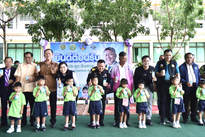 ปลัดเกษตรฯ แจกนมโรงเรียนตามนัด พร้อมกัน 7 กลุ่มพื้นที่ทั่วประเทศ 6 680500006032