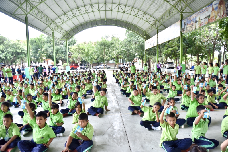 ปลัดเกษตรฯ แจกนมโรงเรียนตามนัด พร้อมกัน 7 กลุ่มพื้นที่ทั่วประเทศ 7 680500006033