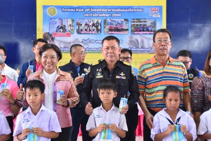 ปลัดเกษตรฯ เปิดโครงการอาหารเสริม (นม) โรงเรียน ปีการศึกษา 2568 และแจกนมโรงเรียนแก่นักเรียนโรงเรียนบ้านท่าเสด็จ จังหวัดสุพรรณบุรี 3 680500006829