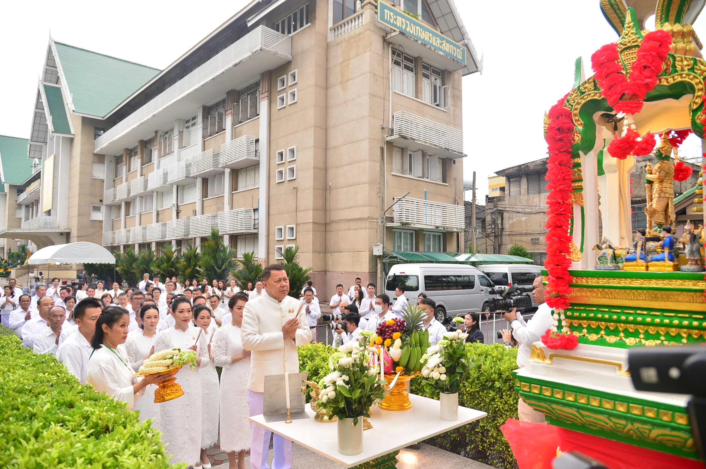 ก.เกษตรฯ จัดพิธีบวงสรวงบูรพกษัตริย์ องค์พระพิรุณทรงนาค และสิ่งศักดิ์สิทธิ์ประจำกระทรวงฯ เพื่อความเป็นสิริมงคล ก่อนงานพระราชพิธีพืชมงคลจรดพระนังคัลแรกนาขวัญ ประจำปี 2568 4 9