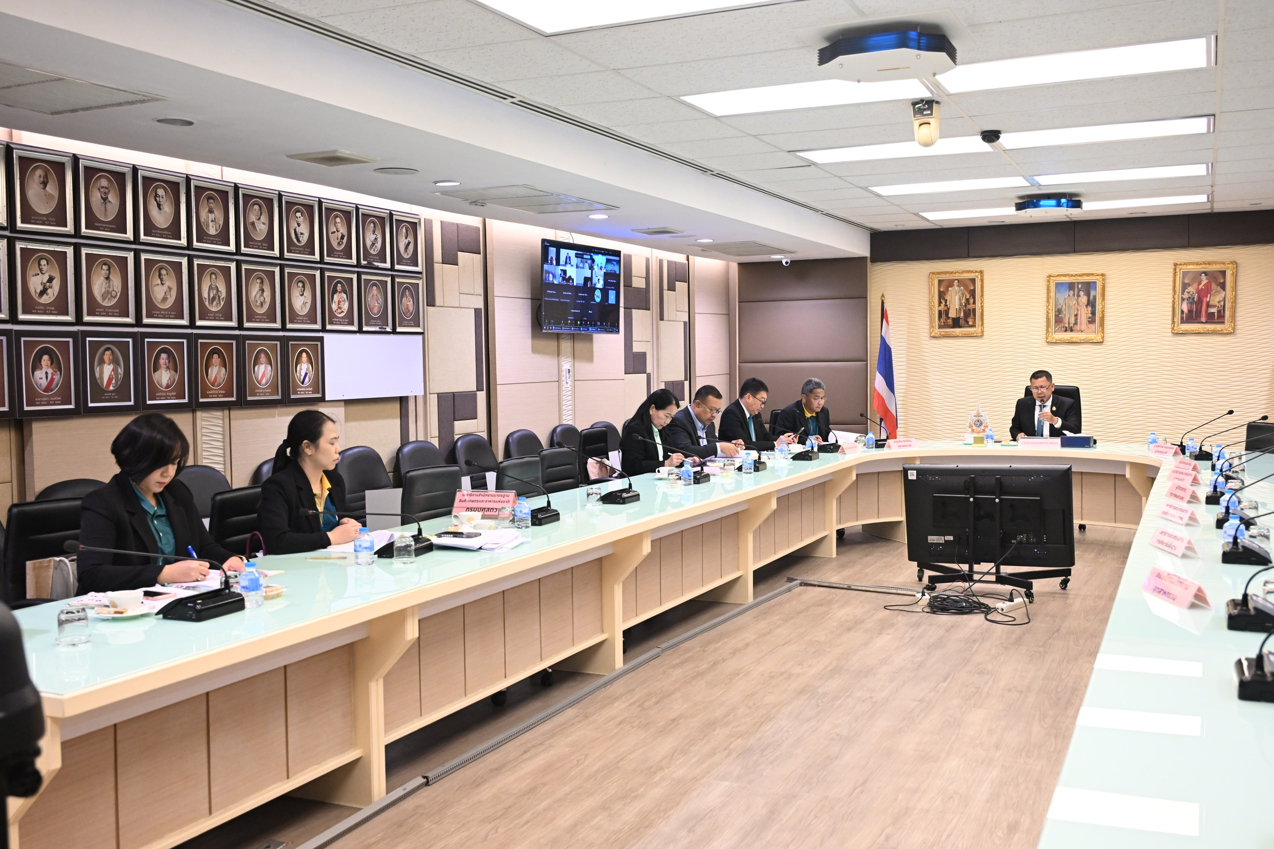 ปลัดเกษตรฯ ประกาศชัด เด็กนักเรียนต้องได้ดื่มนมโคแท้ 100% คุณภาพดี ให้ครบ 260 วันต่อปีการศึกษา 7 S 478396468