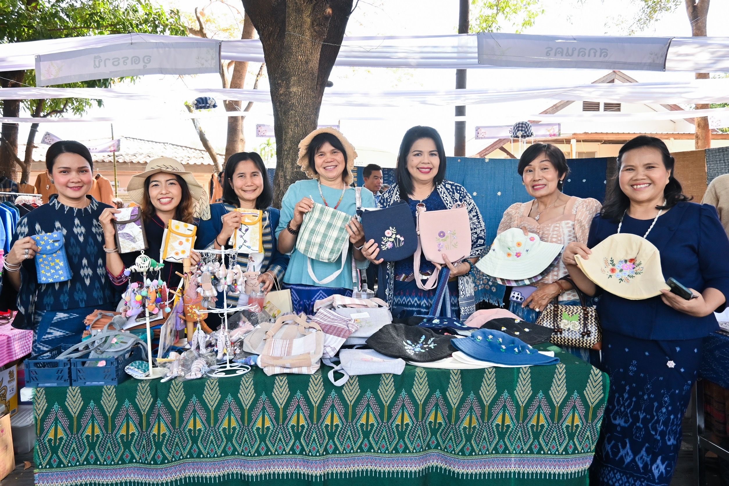 กรมวิชาการเกษตร ขยายผล 7 ฝ้ายพันธุ์ดีพร้อมเทคโนโลยีผลิตคราม หนุนชุมชนผ้าทอมืออีสาน โกยรายได้กว่า 3 แสนบาทต่อปี 9 09 2