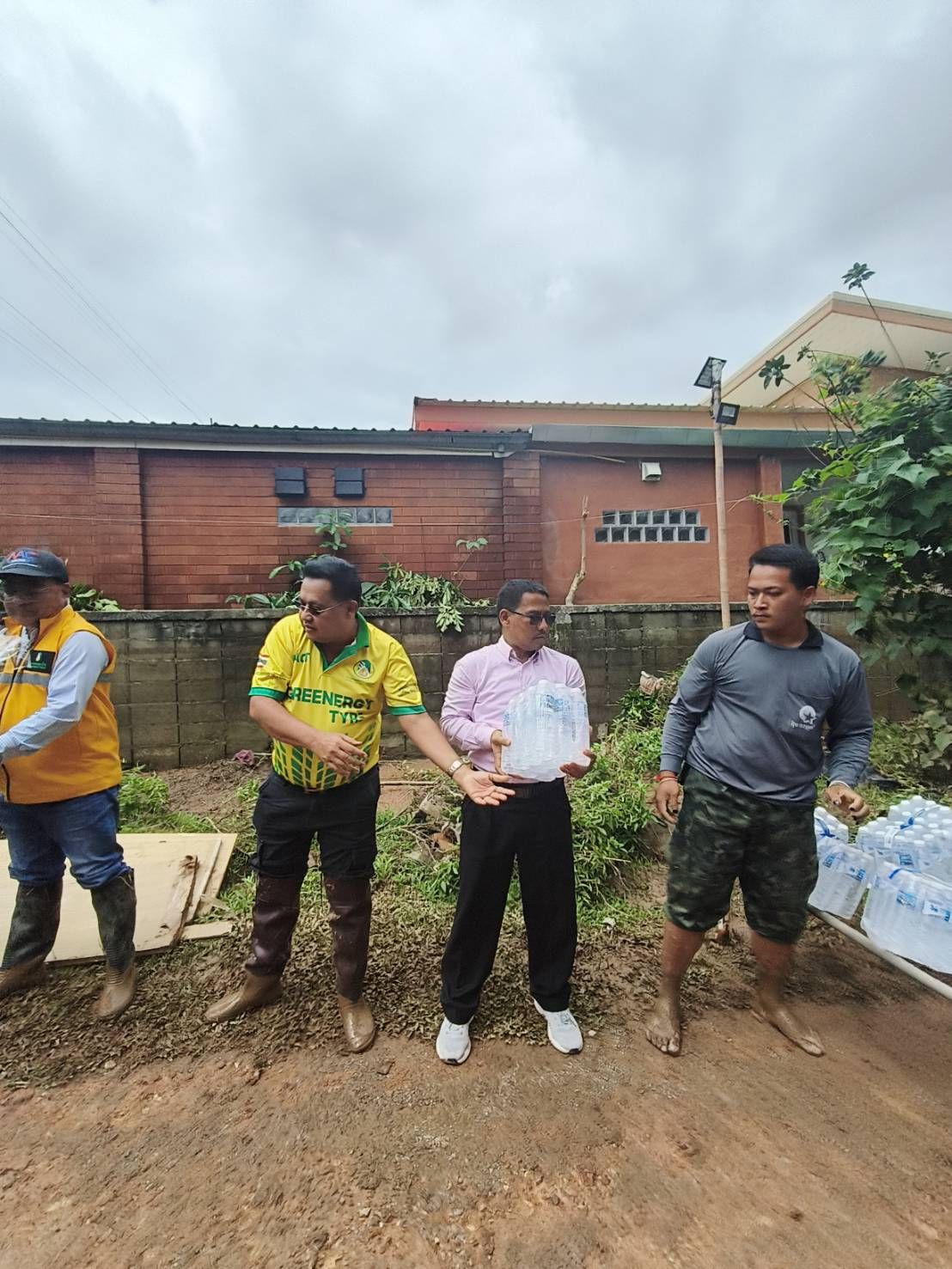 กยท. เราไม่ทิ้งกัน รองผู้ว่าฯ รุดลงพื้นที่ ติดตามเกษตรกรชาวสวนยางประสบภัยน้ำท่วม จ.เชียงราย 7 1010744