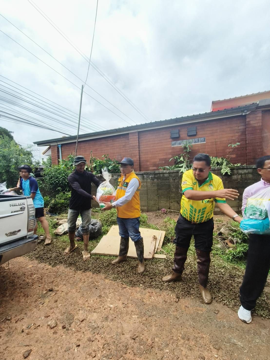 กยท. เราไม่ทิ้งกัน รองผู้ว่าฯ รุดลงพื้นที่ ติดตามเกษตรกรชาวสวนยางประสบภัยน้ำท่วม จ.เชียงราย 4 1010746