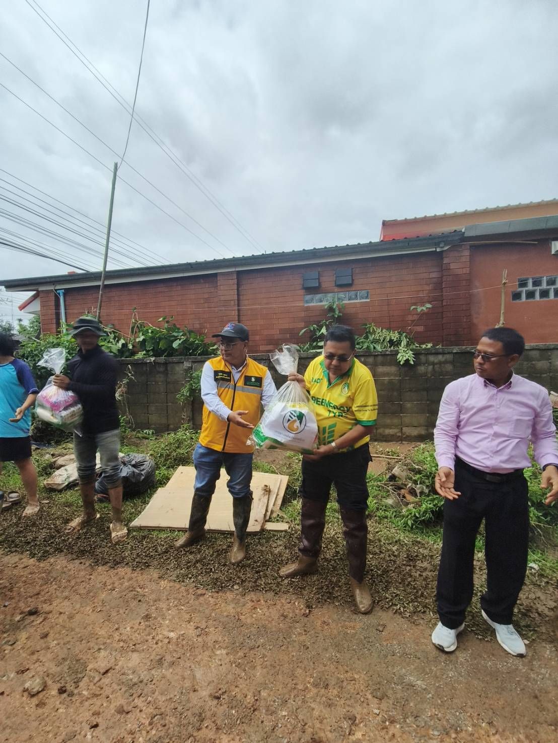 กยท. เราไม่ทิ้งกัน รองผู้ว่าฯ รุดลงพื้นที่ ติดตามเกษตรกรชาวสวนยางประสบภัยน้ำท่วม จ.เชียงราย 2 1010747