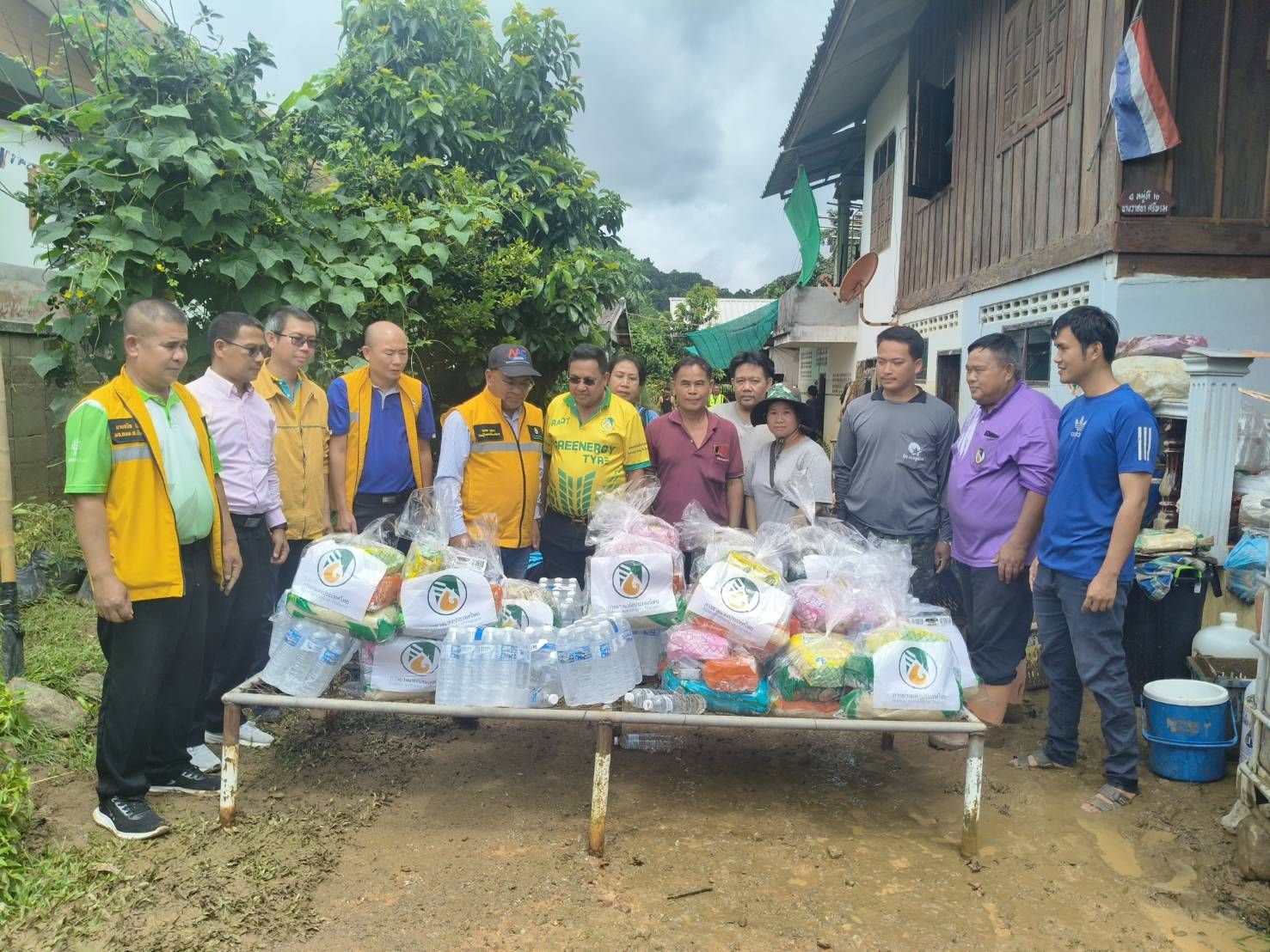 กยท. เราไม่ทิ้งกัน รองผู้ว่าฯ รุดลงพื้นที่ ติดตามเกษตรกรชาวสวนยางประสบภัยน้ำท่วม จ.เชียงราย 3 1010748