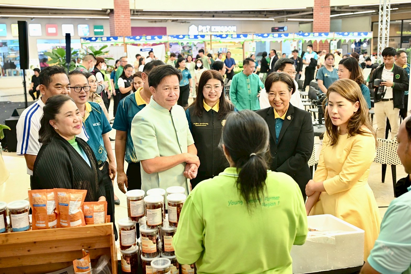 รองปลัดเกษตรฯ ชวนช็อปสินค้าคุณภาพ “1 ท้องถิ่น 1 สินค้าเกษตรมูลค่าสูง” 5-8 มิ.ย. นี้ ณ ลานกิจกรรมชั้น 1 ศูนย์การค้าเดอะคริสตัล ชัยพฤกษ์ จ.นนทบุรี 8 11