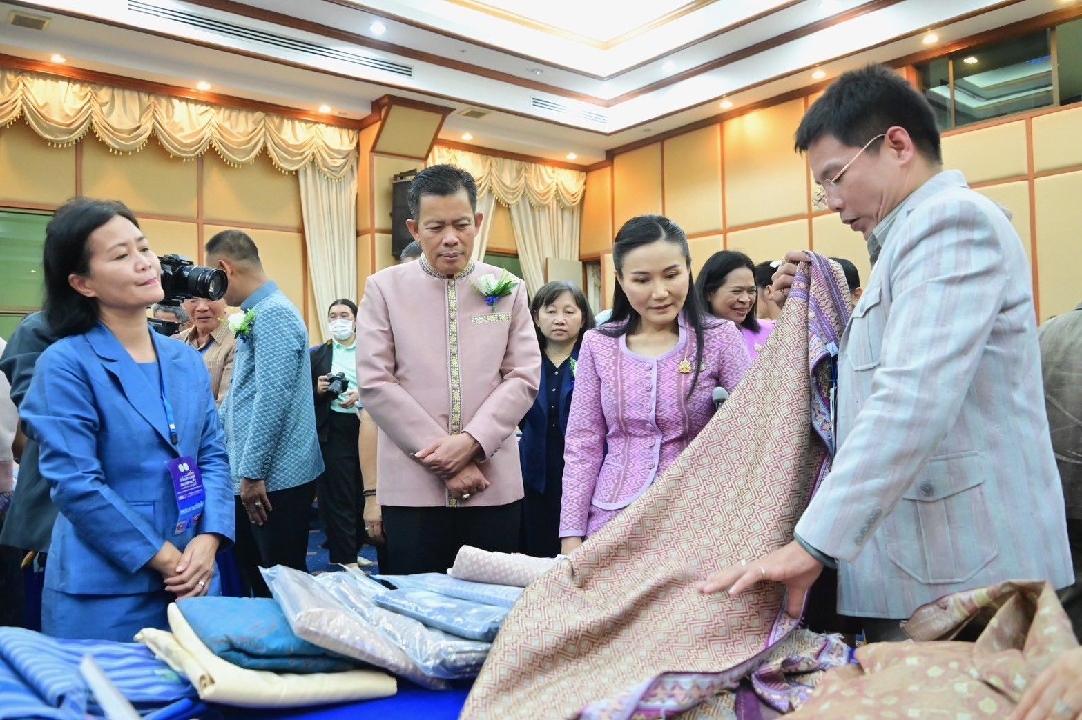 รมว.นฤมล สานงานต่อตามพระราชปณิธาน “พระพันปีหลวง” หนุนขยายอาชีพปลูกหม่อนเลี้ยงไหม ป้อนตลาดในประเทศ สร้างรายได้ให้เกษตรกร 8 1253160