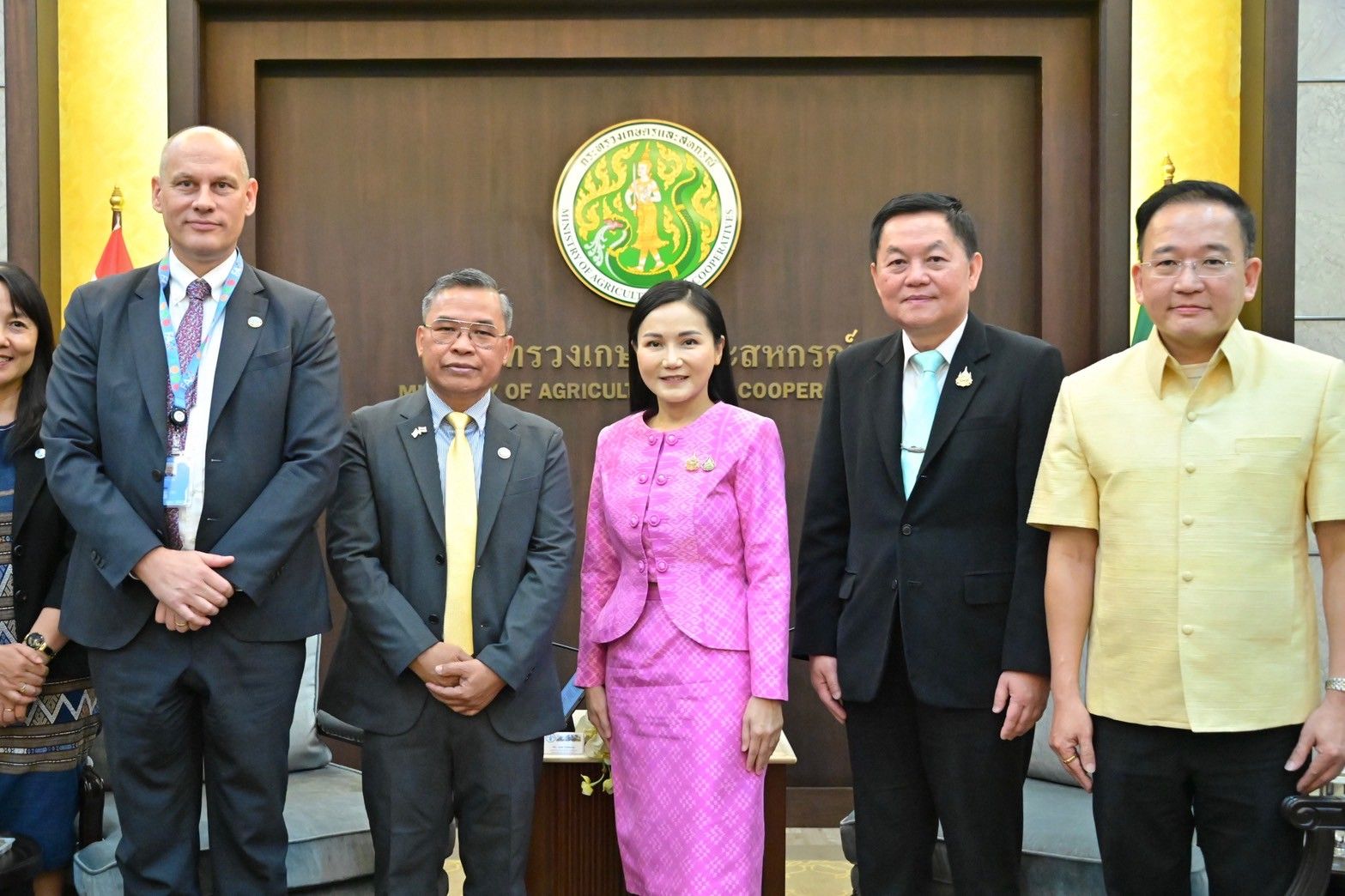 รมว.นฤมล ให้การต้อนรับผู้ช่วยผู้อำนวยการใหญ่ FAO คนใหม่ พร้อมสานต่อความร่วมมือด้านเกษตรและอาหารที่ยั่งยืน มุ่งเพิ่มขีดความสามารถเกษตรกรไทย 6 1260601 0