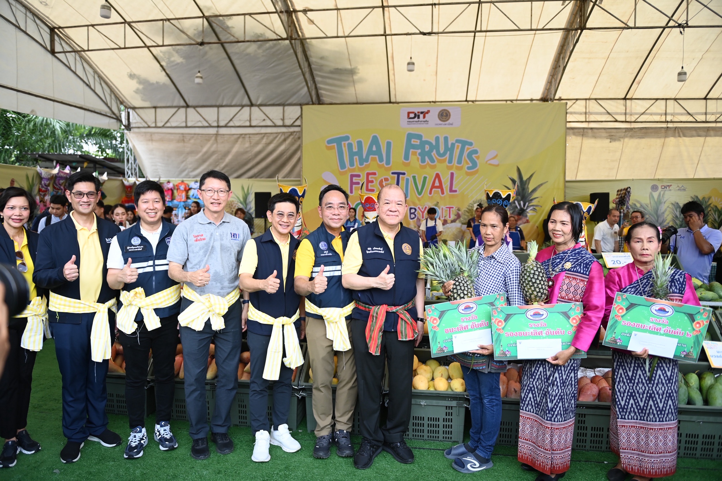 “พิชัย” ลุยเมืองเลย เปิดงานชวนชิม “สับปะรดไร่ม่วง” รสชาติหอม หวาน ฉ่ำ เตรียมดันขึ้นแท่นสินค้า GI สร้างรายได้เกษตรกร หนุนตลาดใน-ต่างประเทศครบวงจร 4 2025060706eebb955e46642eeff65e75ea062e2f160633