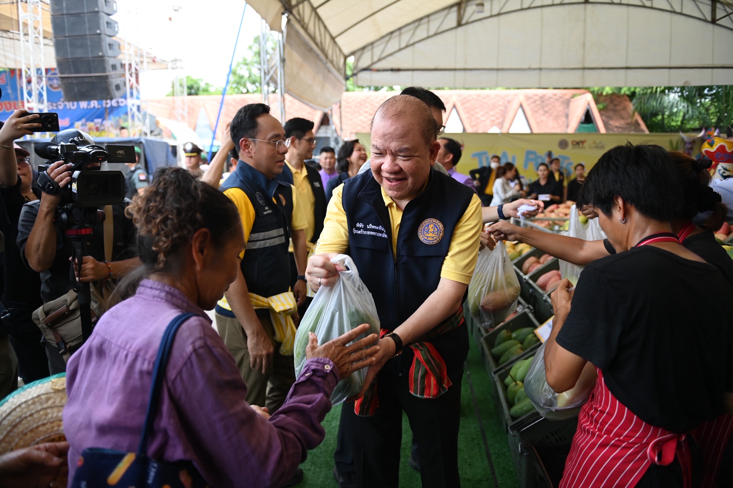 “พิชัย” ลุยเมืองเลย เปิดงานชวนชิม “สับปะรดไร่ม่วง” รสชาติหอม หวาน ฉ่ำ เตรียมดันขึ้นแท่นสินค้า GI สร้างรายได้เกษตรกร หนุนตลาดใน-ต่างประเทศครบวงจร 3 20250607c6a1646417a2c59b9a84e04243c6e0ca160627