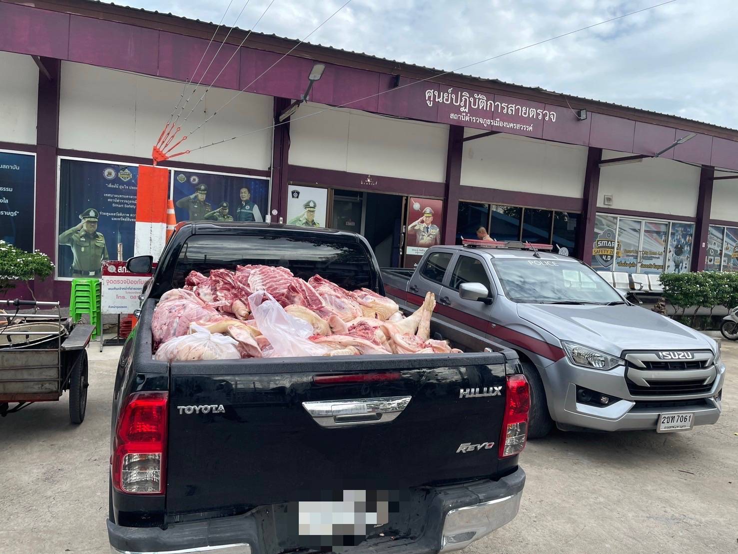 จับโรงเชือดเถื่อนกลางเมืองนครสวรรค์ ยึดซากสุกรกว่า 700 กก. 9 301061