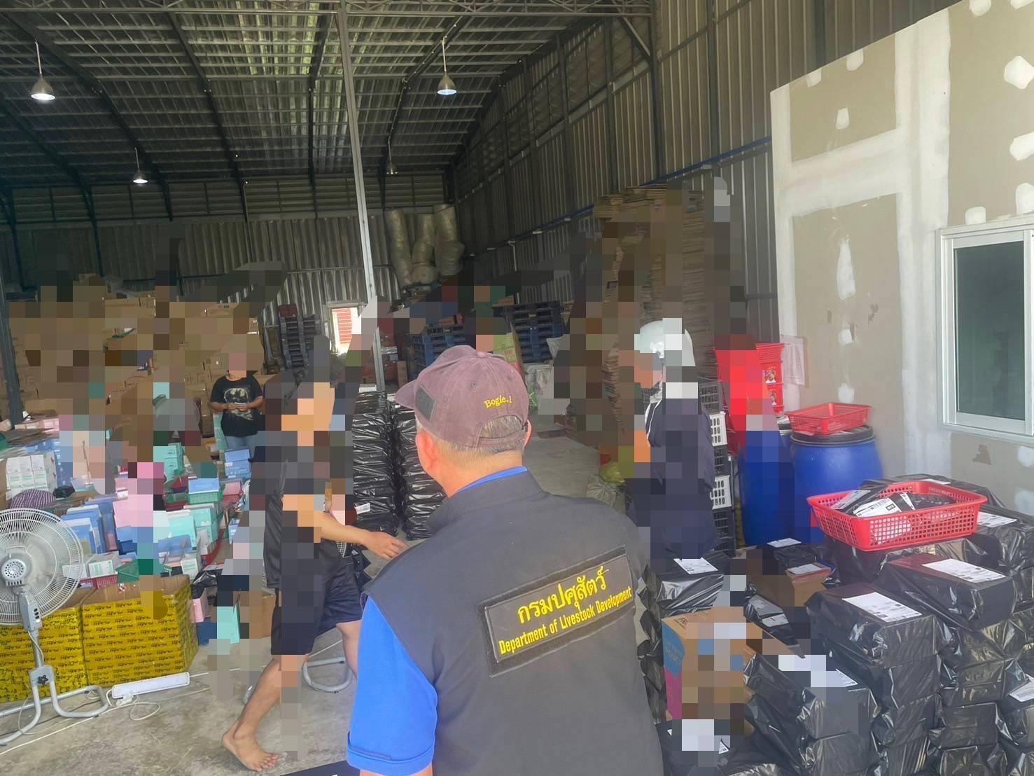 บุกโกดังบางขุนเทียน ลอบขายอาหารสัตว์เลี้ยงเถื่อนออนไลน์ 59 รายการ มูลค่ากว่า 5.9 ล้านบาท 6 304096