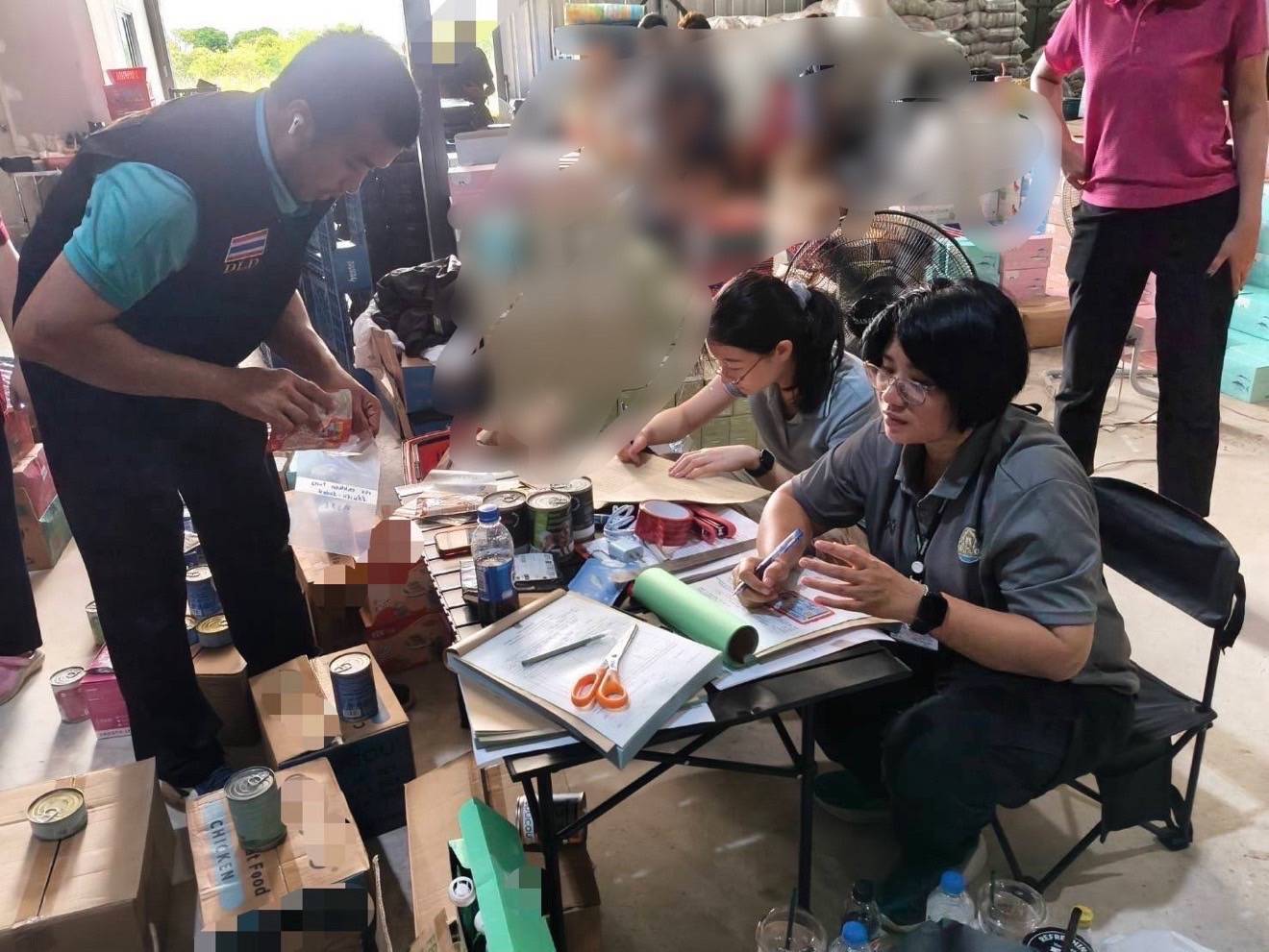 บุกโกดังบางขุนเทียน ลอบขายอาหารสัตว์เลี้ยงเถื่อนออนไลน์ 59 รายการ มูลค่ากว่า 5.9 ล้านบาท 7 304103