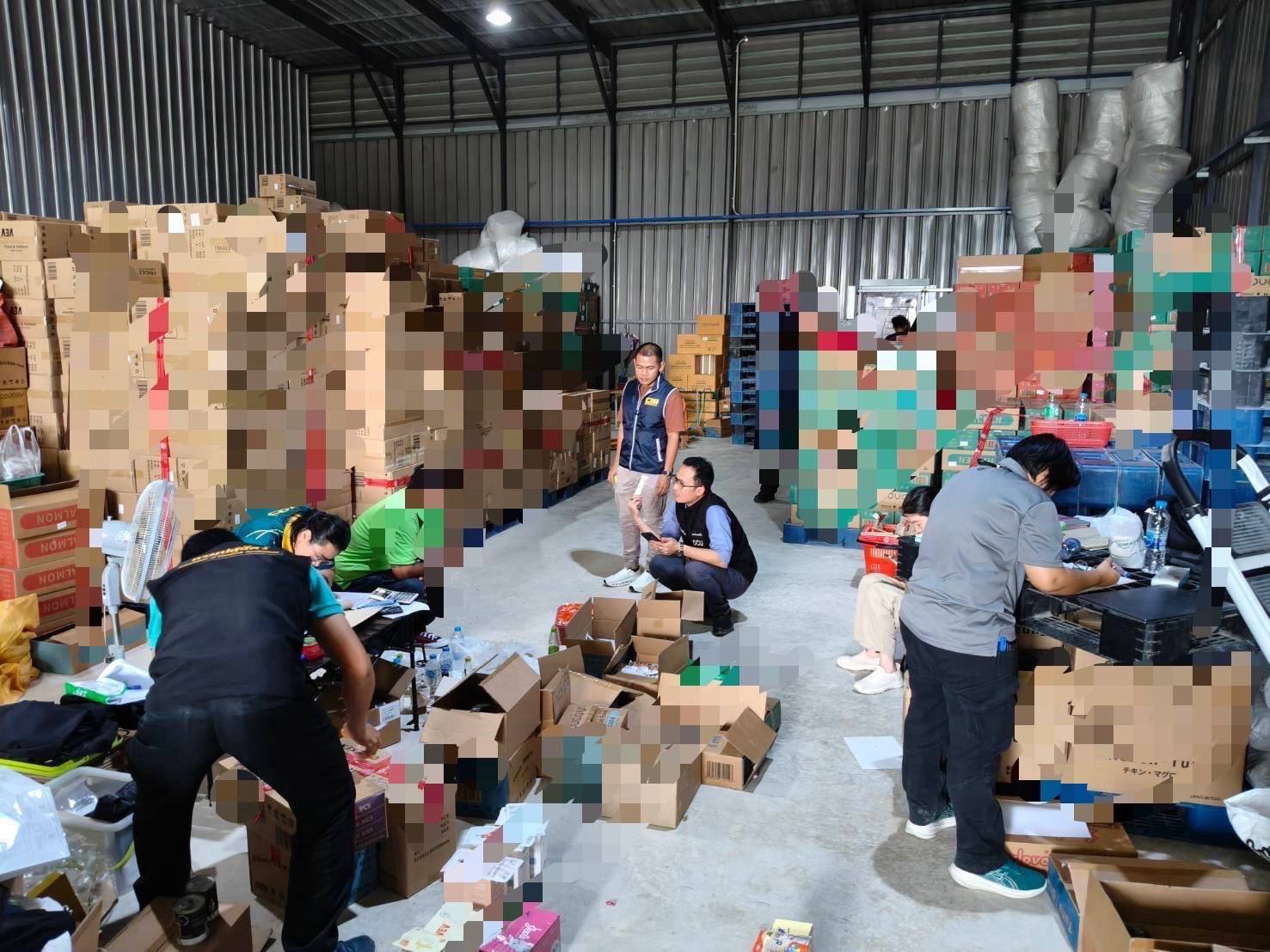 บุกโกดังบางขุนเทียน ลอบขายอาหารสัตว์เลี้ยงเถื่อนออนไลน์ 59 รายการ มูลค่ากว่า 5.9 ล้านบาท 8 304105