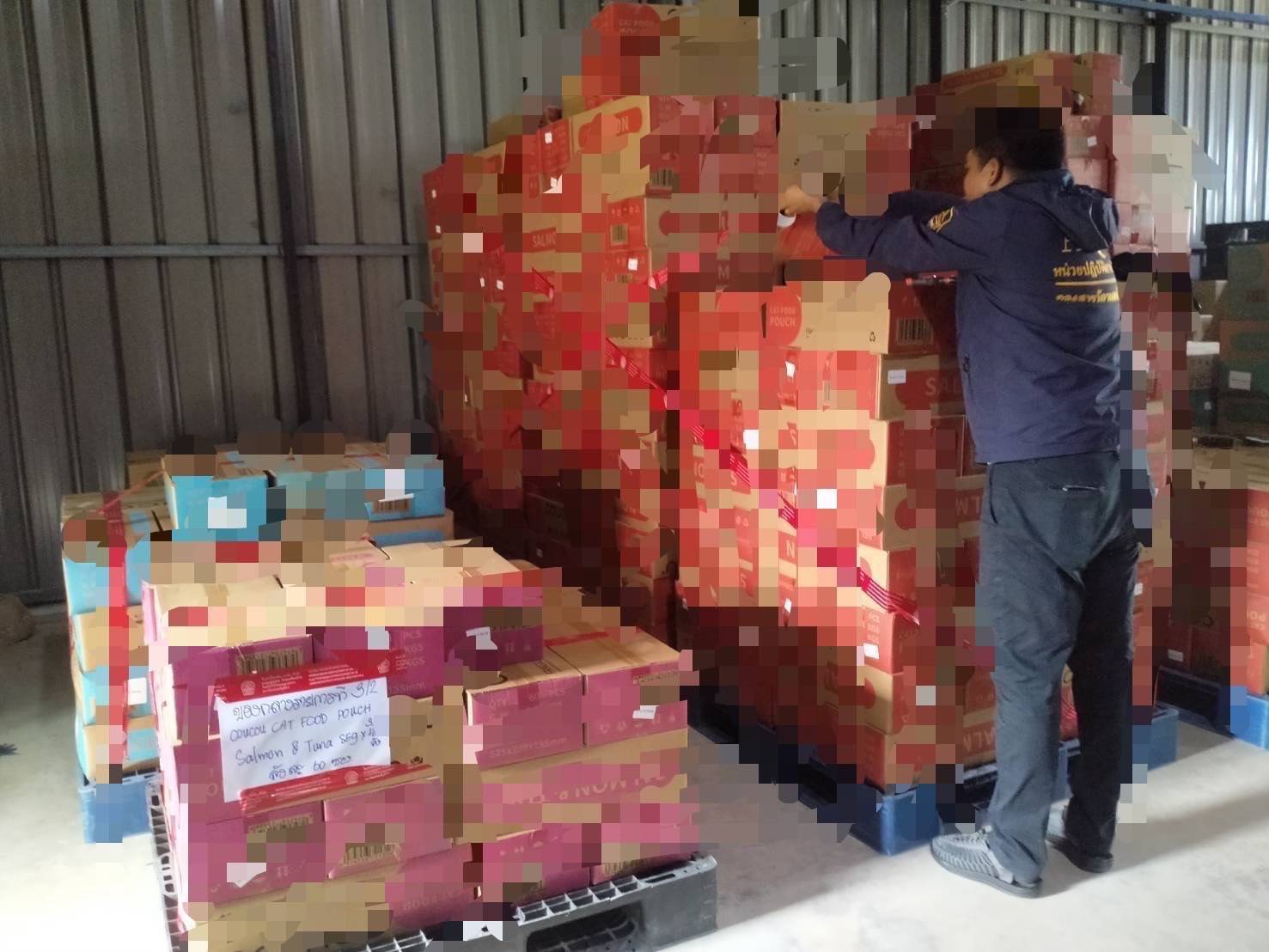 บุกโกดังบางขุนเทียน ลอบขายอาหารสัตว์เลี้ยงเถื่อนออนไลน์ 59 รายการ มูลค่ากว่า 5.9 ล้านบาท 9 304108