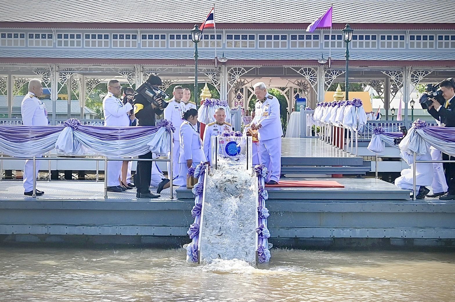 กรมประมง ดำเนินโครงการฟื้นฟูแหล่งน้ำและปล่อยพันธุ์สัตว์น้ำเนื่องในวันเฉลิมพระชนมพรรษา 47 พรรษาสมเด็จพระนางเจ้าสุทิดา พัชรสุธาพิมลลักษณ พระบรมราชินี 3 450557