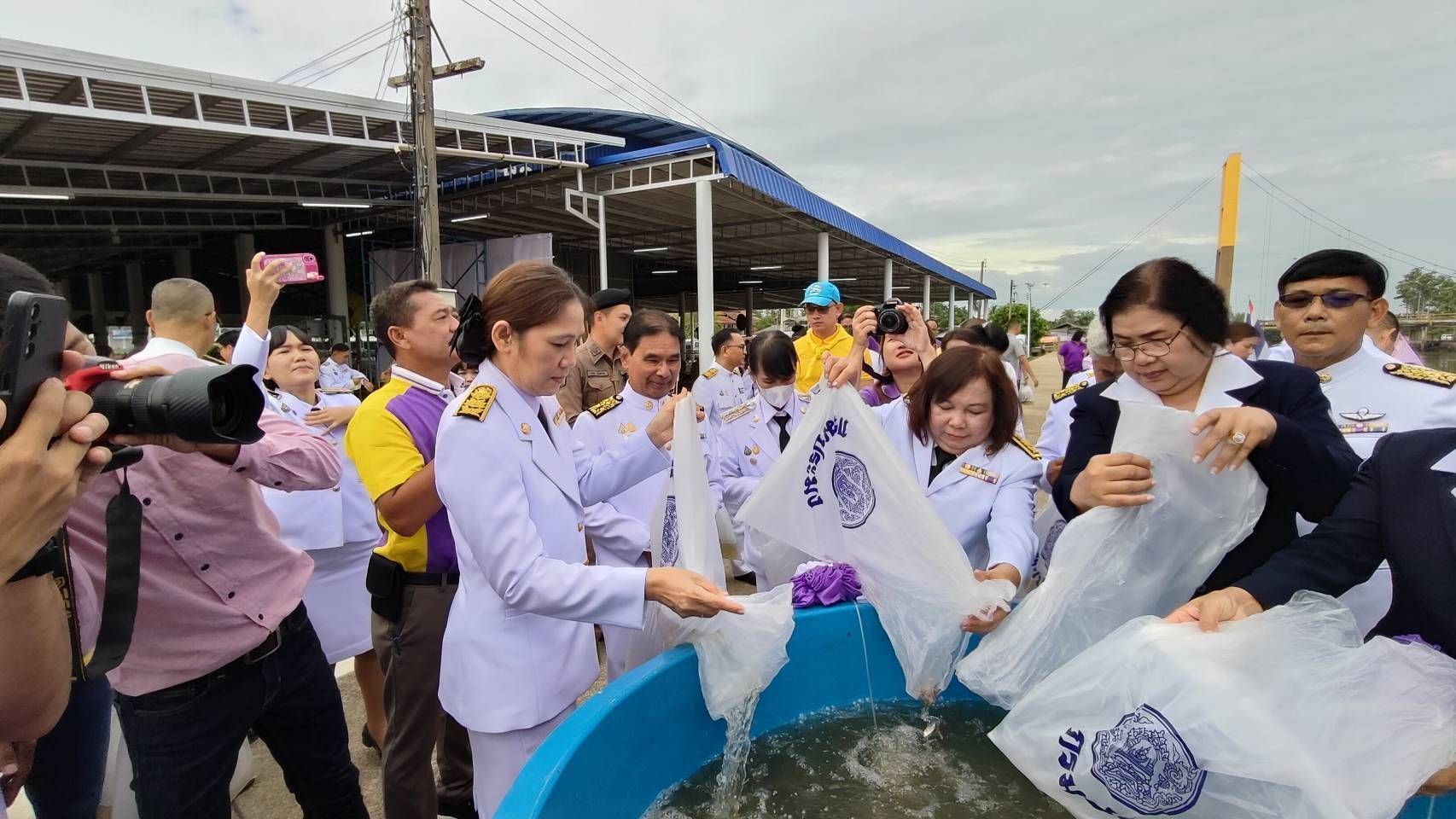 กรมประมง ดำเนินโครงการฟื้นฟูแหล่งน้ำและปล่อยพันธุ์สัตว์น้ำเนื่องในวันเฉลิมพระชนมพรรษา 47 พรรษาสมเด็จพระนางเจ้าสุทิดา พัชรสุธาพิมลลักษณ พระบรมราชินี 9 450604