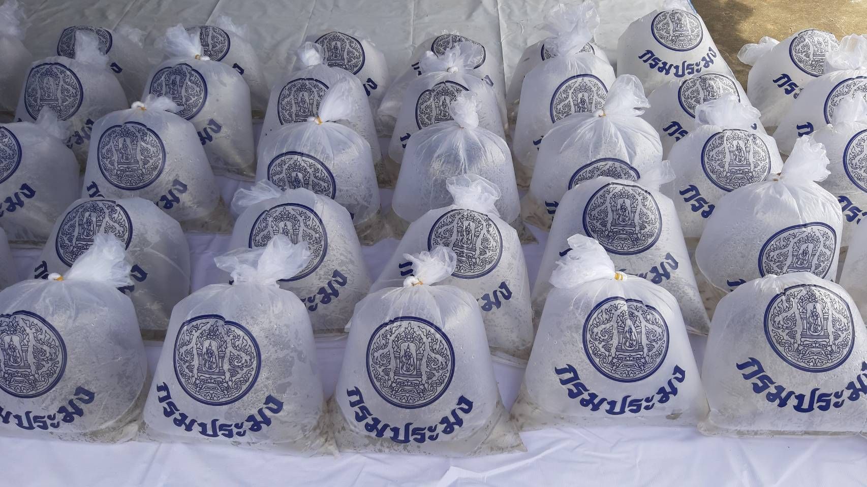 กรมประมง ดำเนินโครงการฟื้นฟูแหล่งน้ำและปล่อยพันธุ์สัตว์น้ำเนื่องในวันเฉลิมพระชนมพรรษา 47 พรรษาสมเด็จพระนางเจ้าสุทิดา พัชรสุธาพิมลลักษณ พระบรมราชินี 15 450611