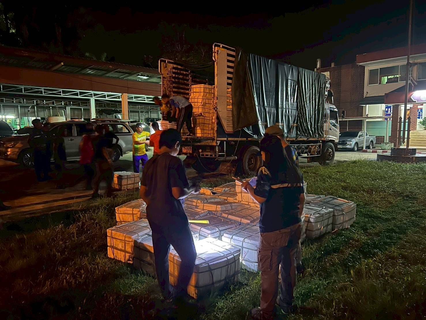 กรมประมงสกัดจับผู้ลักลอบนำเข้าปลากะพงขาวจำนวน 7,536 กิโลกรัม มูลค่ากว่า 6 แสนบาท ได้ที่ด่านสุไหงโกลก 5 487443