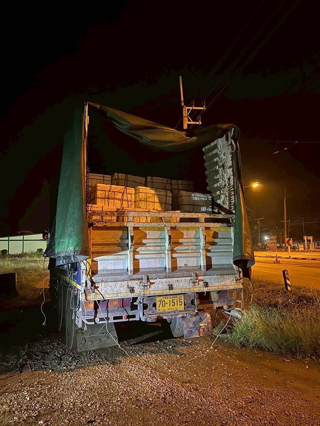 กรมประมงสกัดจับผู้ลักลอบนำเข้าปลากะพงขาวจำนวน 7,536 กิโลกรัม มูลค่ากว่า 6 แสนบาท ได้ที่ด่านสุไหงโกลก 6 487444