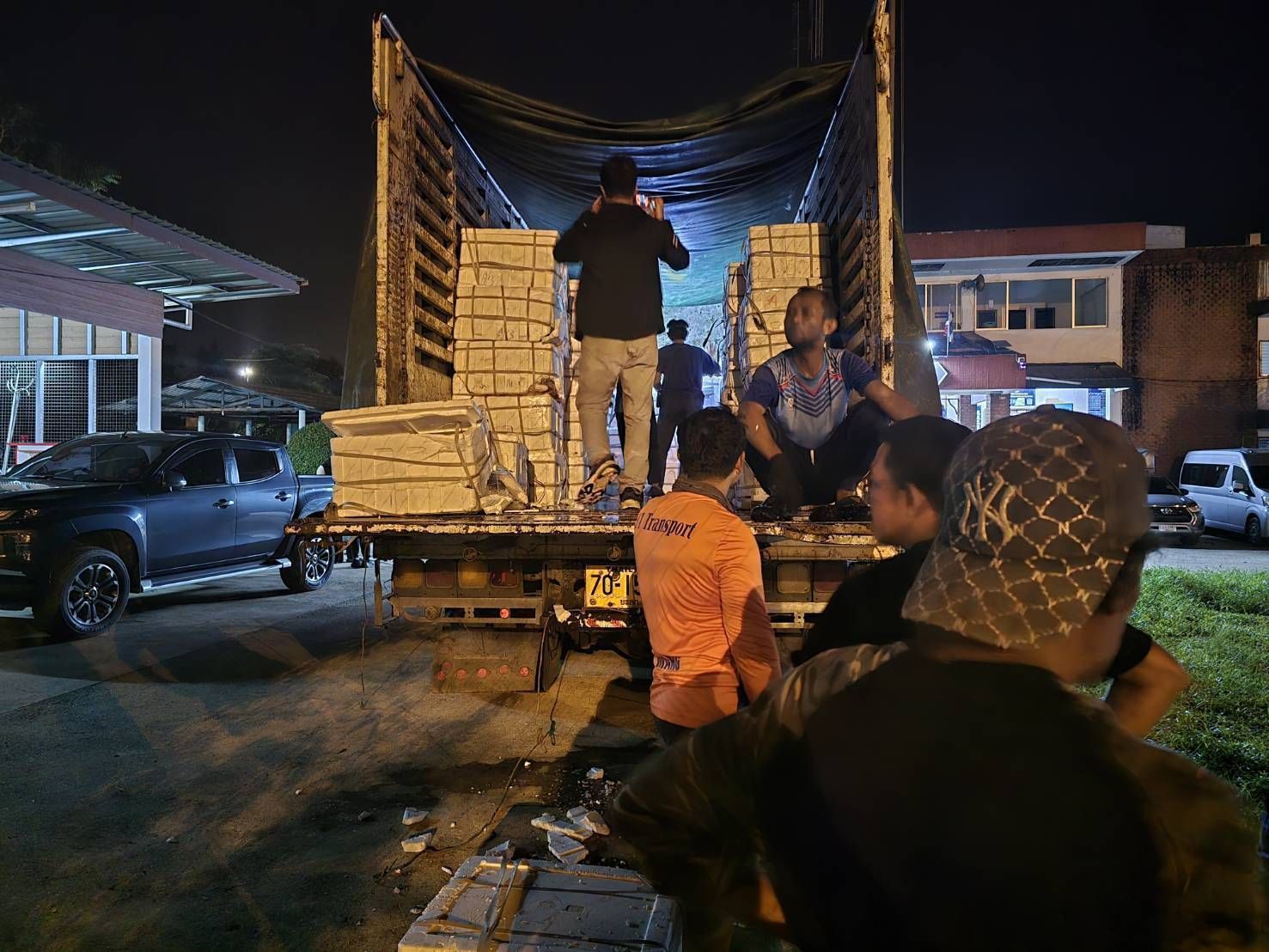 กรมประมงสกัดจับผู้ลักลอบนำเข้าปลากะพงขาวจำนวน 7,536 กิโลกรัม มูลค่ากว่า 6 แสนบาท ได้ที่ด่านสุไหงโกลก 7 487481