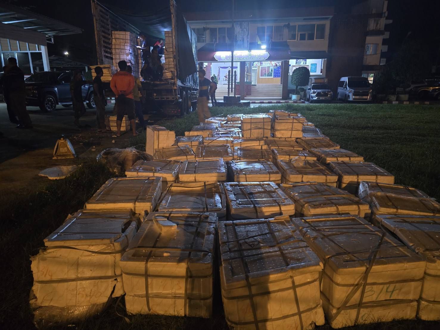 กรมประมงสกัดจับผู้ลักลอบนำเข้าปลากะพงขาวจำนวน 7,536 กิโลกรัม มูลค่ากว่า 6 แสนบาท ได้ที่ด่านสุไหงโกลก 8 487482